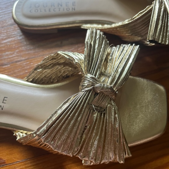 NWOT Journee Collection gold pleated knot sandals, size 6.5 - Picture 5 of 5